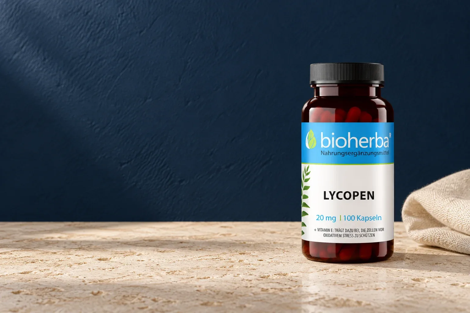 Lykopén Bioherba v pôvodnej hnedej fľaštičke na svetlom kameni
