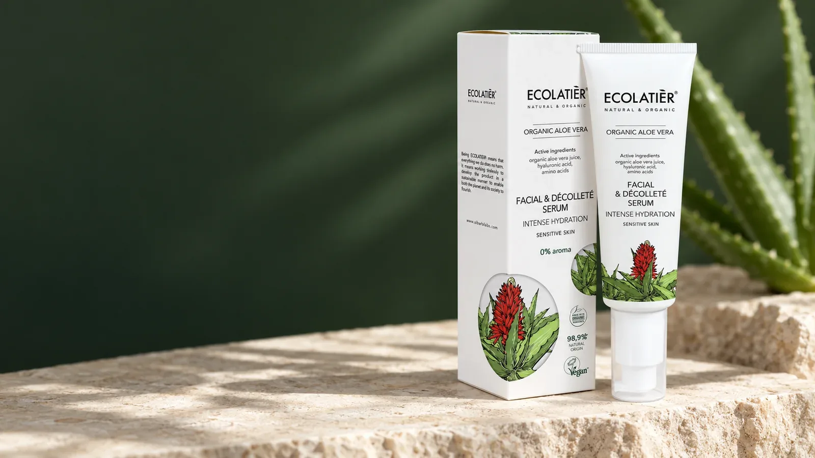 Biela tuba a krabička séra Ecolatier Organic Aloe Vera na svetlom kameni