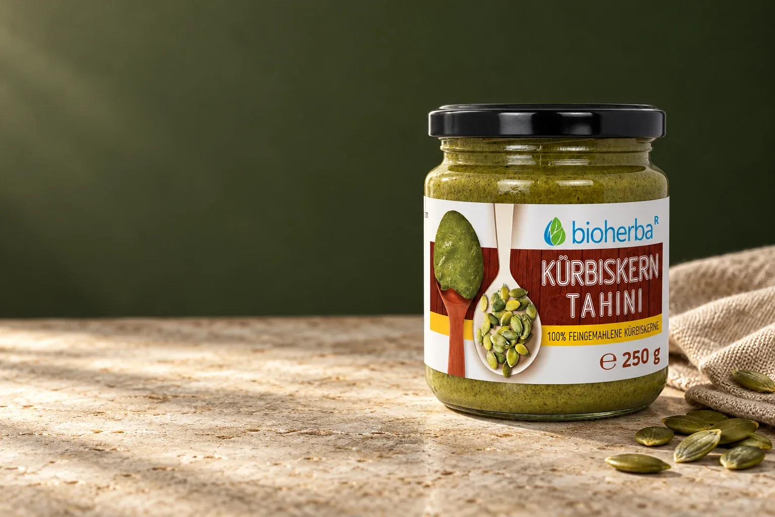 Originálny pohár tekvicového tahini Bioherba s tekvicovými jadrami na kamennom stole