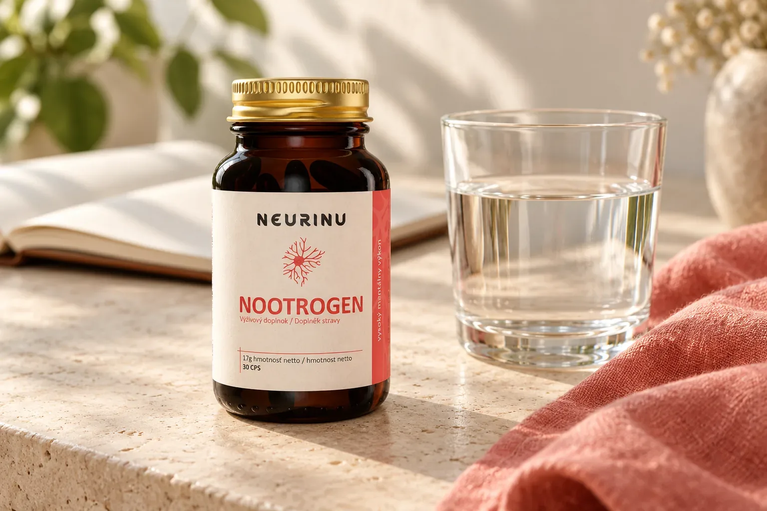 NEURINU Nootrogen v pôvodnom balení vedľa pohára vody a zápisníka