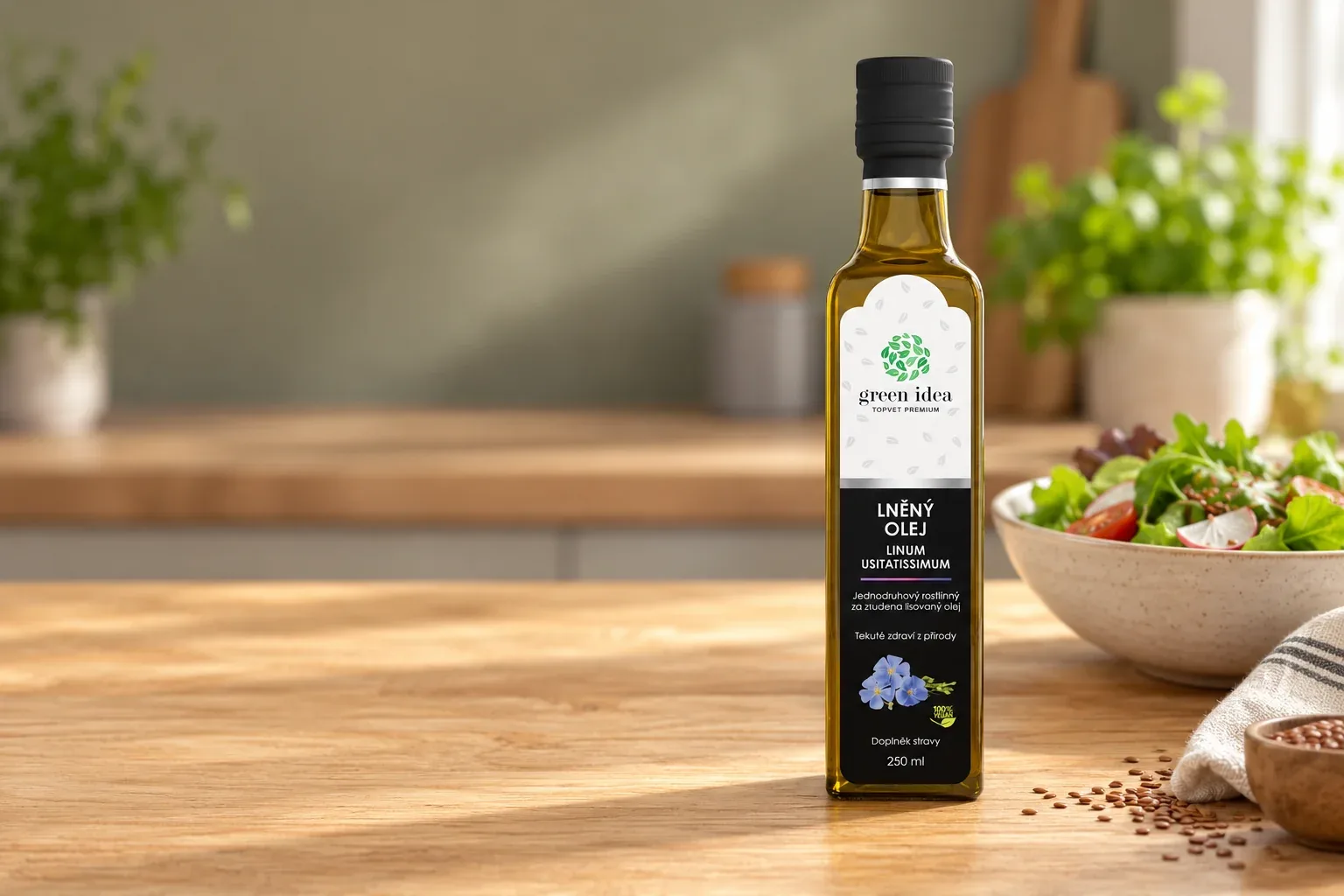 Pôvodná fľaša ľanového oleja Green idea pri čerstvom šaláte na drevenom stole