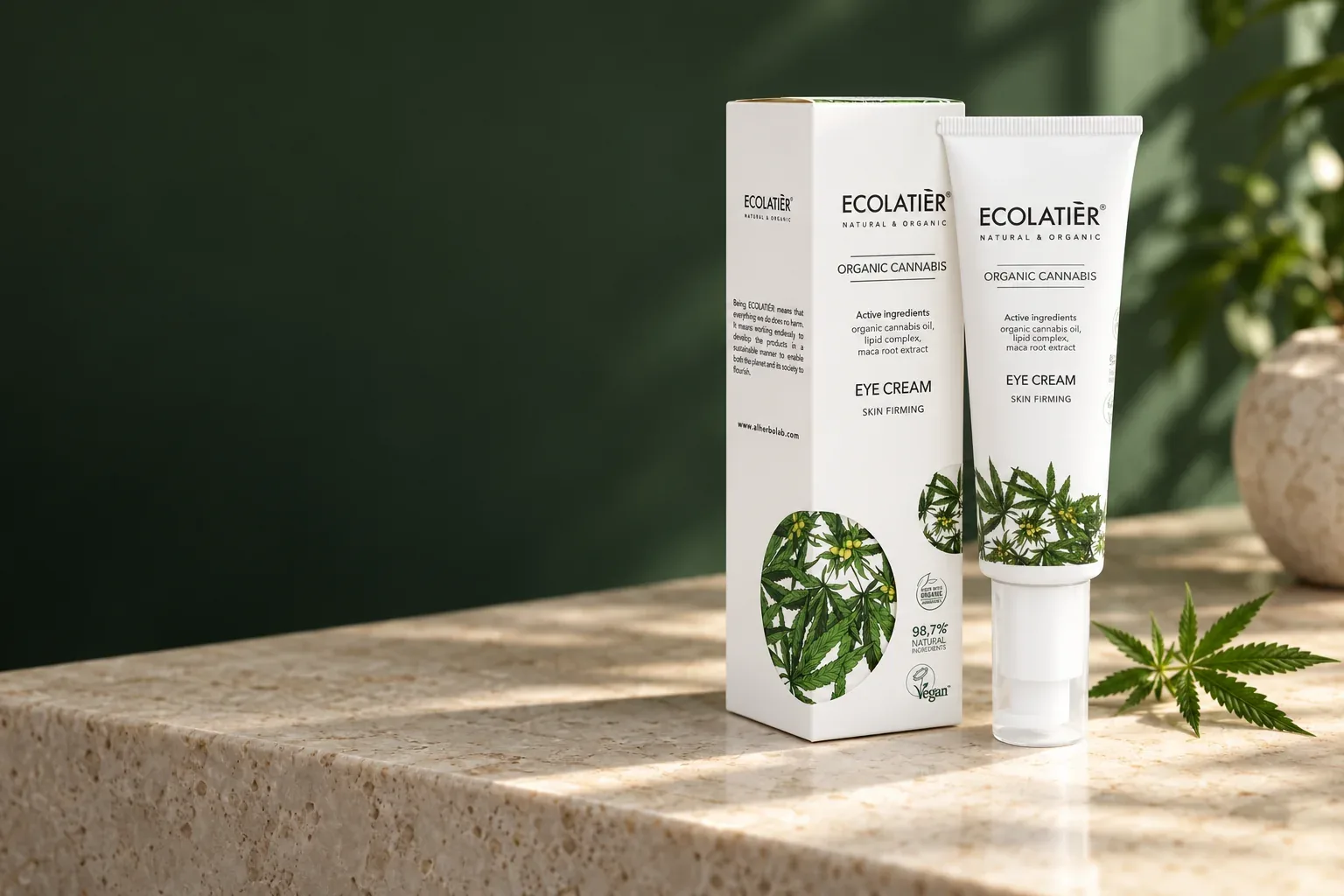 Očný krém Ecolatier Organic Cannabis s pôvodným balením v botanickej scéne