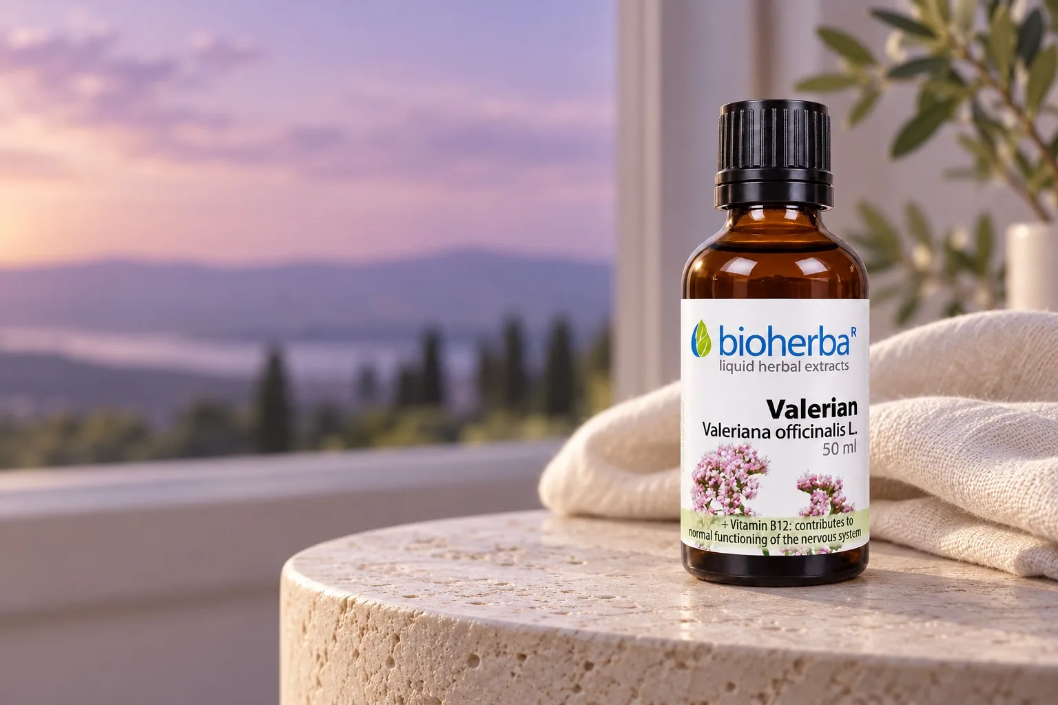 Valeriánové kvapky Bioherba na kamennom stolíku pri večernom okne