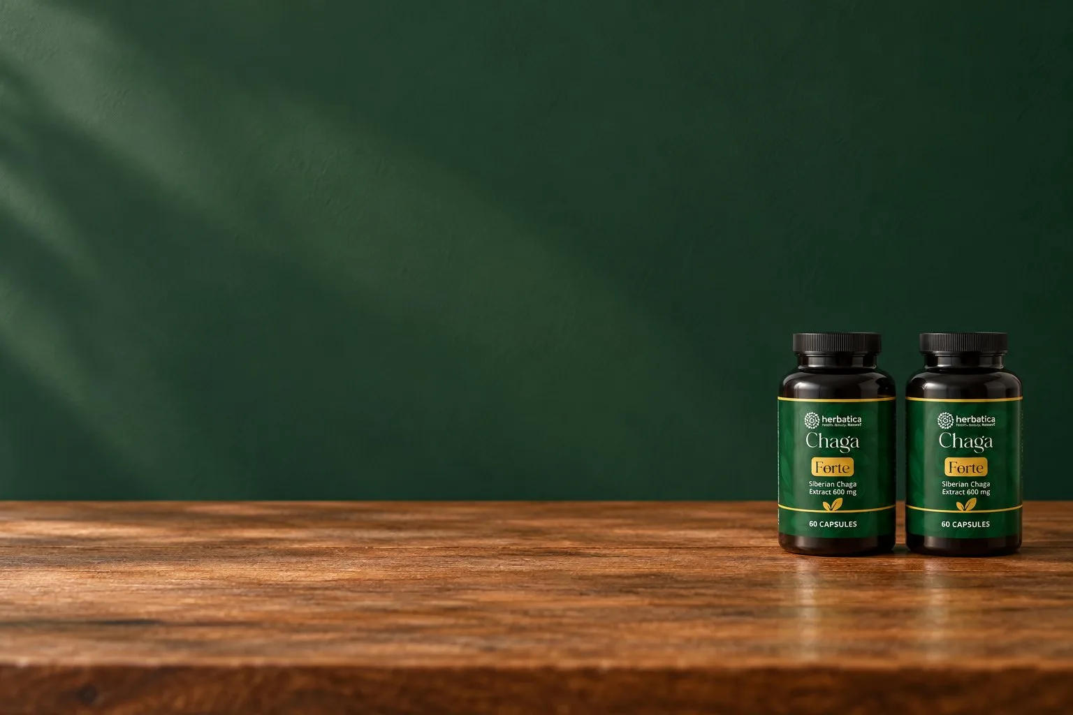 Dve pôvodné čierne dózy Čaga FORTE Herbatica so zelenozlatou etiketou 600 mg, každá po 60 kapsúl