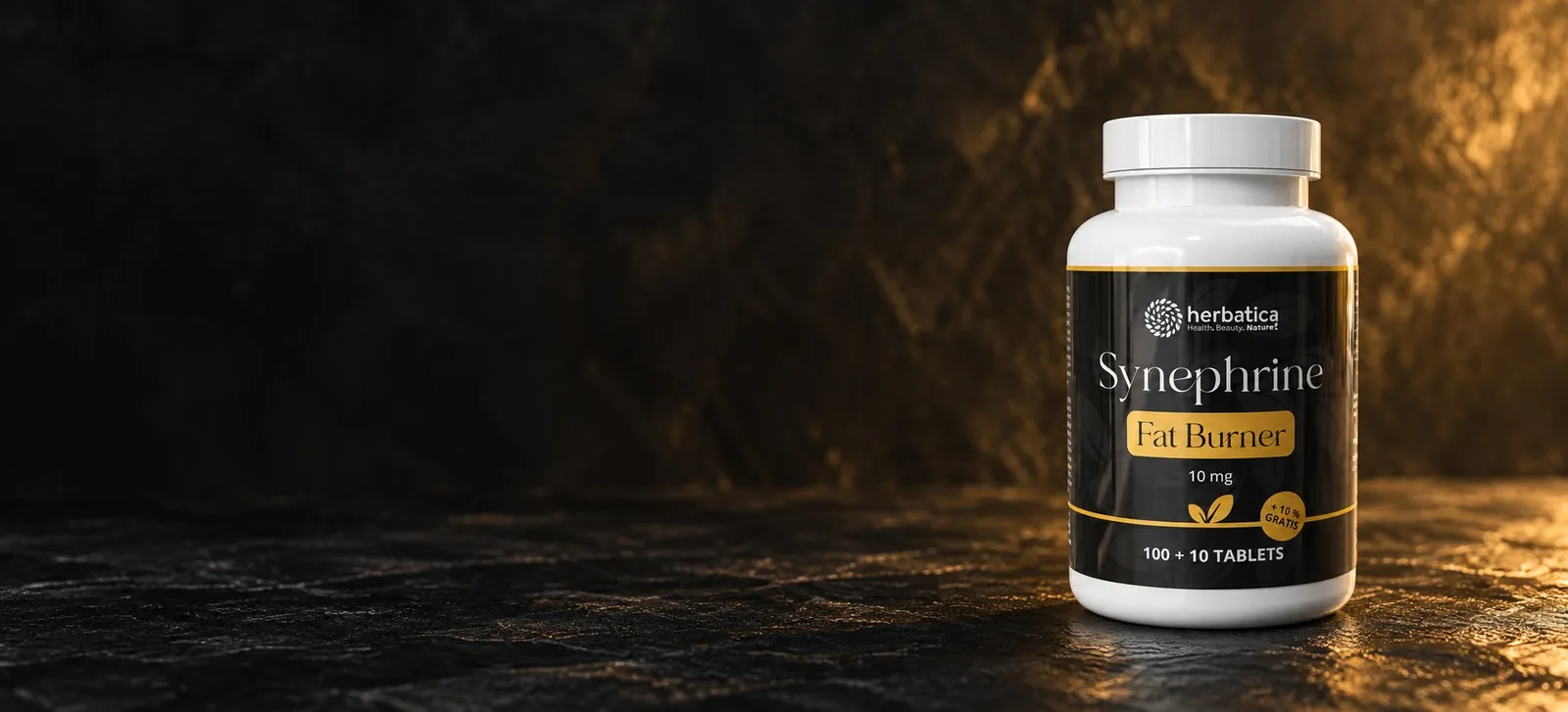 Pôvodné balenie Synefrín 10mg Herbatica na súvislej tmavej ploche s teplým svetlom