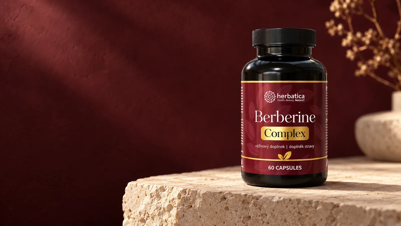 Berberine Complex Herbatica s bordovou etiketou na svetlom kamennom podstavci