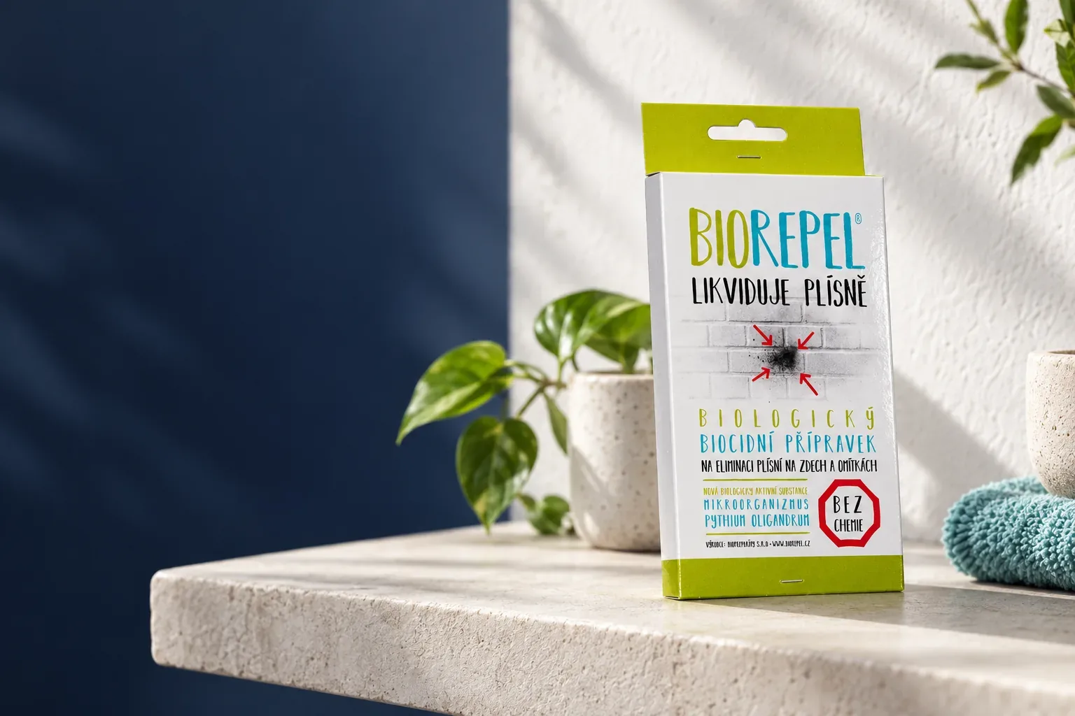 Škatuľka Biorepel na kamennej polici pri omietnutej stene