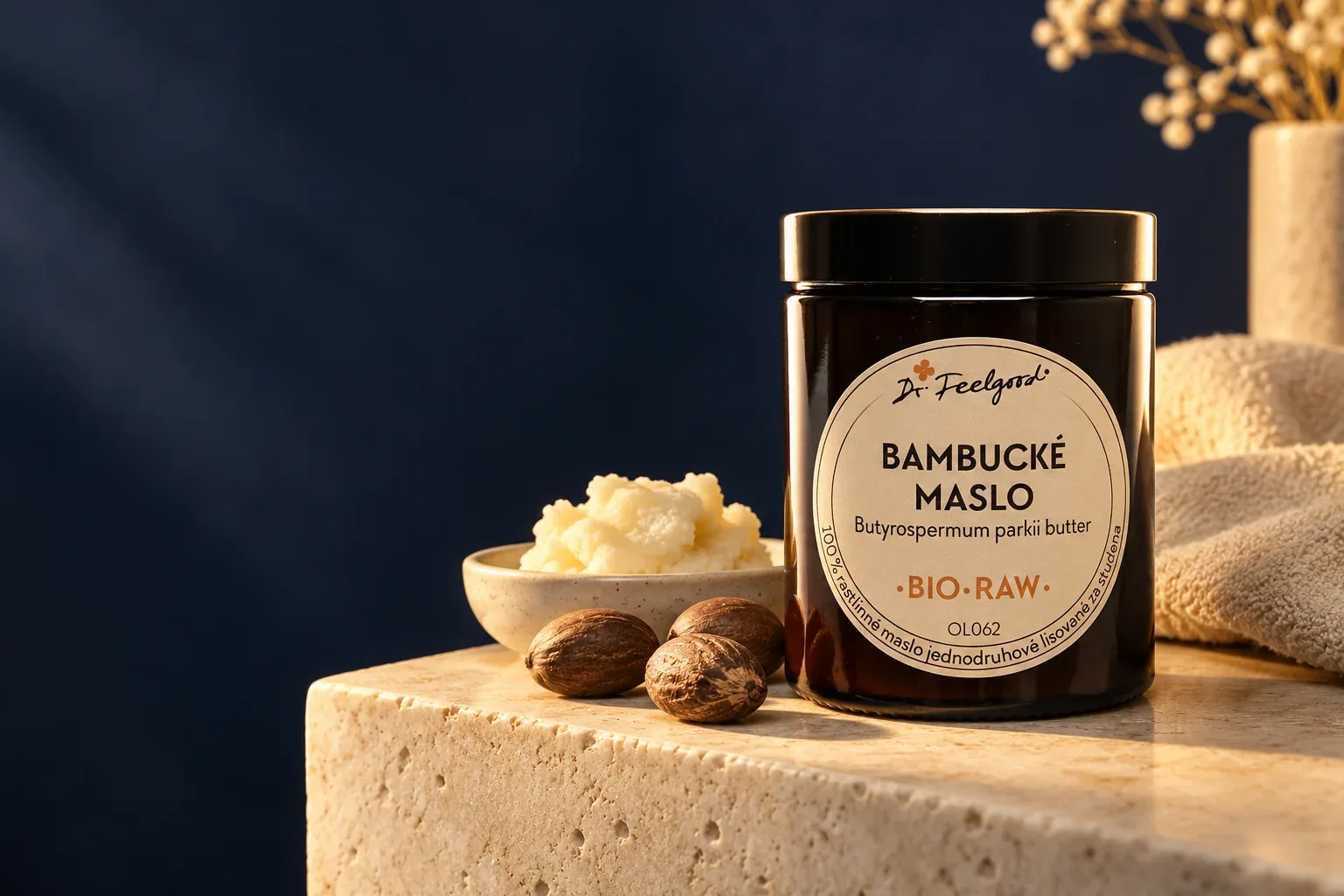 Bambucké maslo Dr. Feelgood v pôvodnej tmavej nádobe s BIO RAW etiketou pri ilustračnej textúre masla